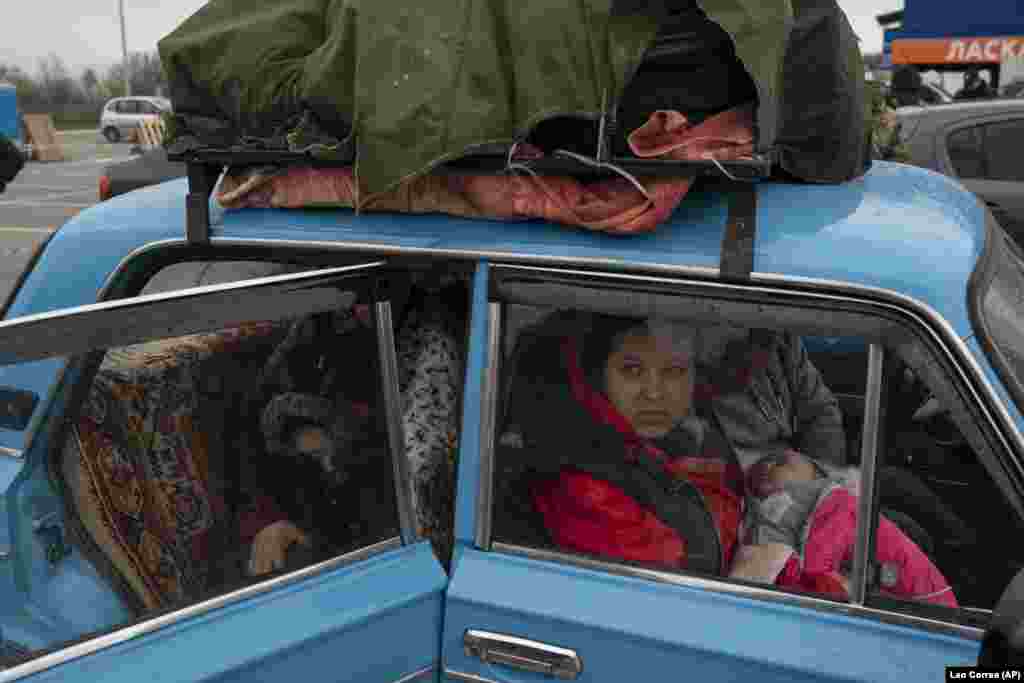 A hét végéig több mint ötmillióan menekültek el Ukrajnából. Ez Európa legnagyobb menekültválsága a második világháború óta. A képen Mariupolból érkeznek menekültek autóval a zaporizzsjai központba április 21-én
