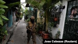 Volnik u patroli pošto je u Salvadoru uvedeno vanredno stanje za borbu protiv bandi, San Salvador, 29. mart 2022.