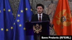 Dritan Abazović je na konferenciji za novinare 20. aprila kazao da je o postignutom dogovoru za izbor nove Vade obavijestio Skupštinu Crne Gore u kojoj će, kako je rekao, njegov kabinet imati podršku 46 od ukupno 81 poslanika.