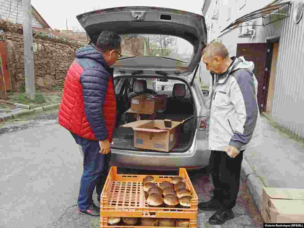 Volunteers from occupied Kherson prepare and distribute Easter cakes for residents of nearby settlements who are under heavy shelling. According to one local volunteer, the occupiers have&nbsp; &quot;artificially created a humanitarian catastrophe in Kherson in order to import goods from Crimea. They do not allow any humanitarian convoys from Ukraine to pass through. All of this is delivered by volunteers at their own risk.&quot;