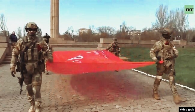 Окупанти встановили прапор «Серп і молот» на Алеї слави в Херсоні