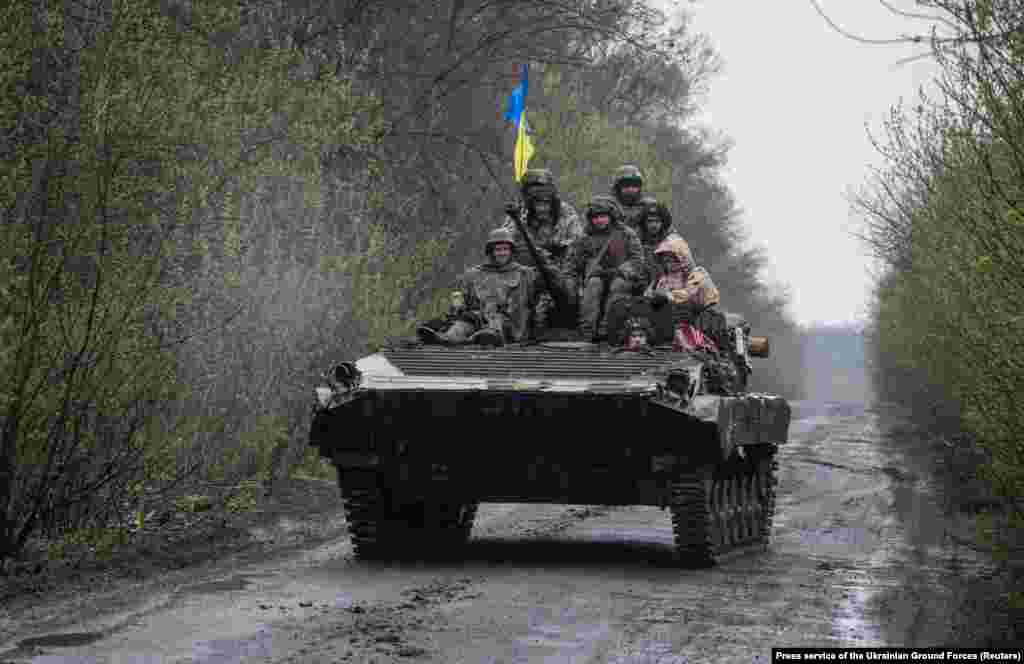 Украински војници над оклопно борбено возило на непозната локација во источна Украина. Сликата беше објавена на 19 април. Рускиот министер за надворешни работи Сергеј Лавров се чини дека потврди дека е во тек обновена офанзива кога на 19 април објави дека &bdquo;сега започнува друга фаза од оваа операција&ldquo;. Кремљ ја нарекува инвазијата врз Украина &bdquo;специјална операција&ldquo;.