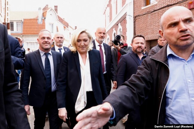 Marine Le Pen, kandidatkinja francuske krajnje desničarske stranke National Rally za predsjedničke izbore u Francuskoj 2022., stiže glasati u drugom krugu francuskih predsjedničkih izbora 2022. na biračkom mjestu u Henin-Beaumontu, Francuska, 24. april 2022.