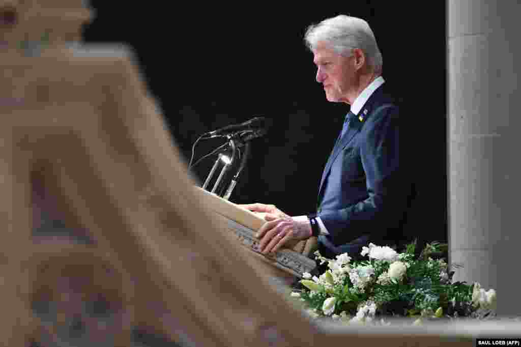 Ish-presidenti Bill Clinton në fjalimin e tij kujtoi vizitën e fundit që kishte realizuar me ish-sekretaren Albright në Kosovë dy vjet më parë. Ai tha se ajo ishte një ditë e lumtur për të dy, teksa morën pjesë në zbulimin e bustit në Prishtinë dedikuar ish-sekretares Albright.&nbsp;