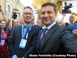 Профессор Окабе Йошихико вместе с президентом Украины Владимиром Зеленским. Фото из семейного архива