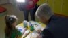 Градоначалникот на Општина Карпош Стевчо Јакимовски ја посети градинката Орце Николов и црташе со децата. Тој им нацрта зграда