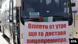 В протестите се включиха стотици автобуси и камиони, които за няколко часа блокираха движението в столицата и няколко областни центрове