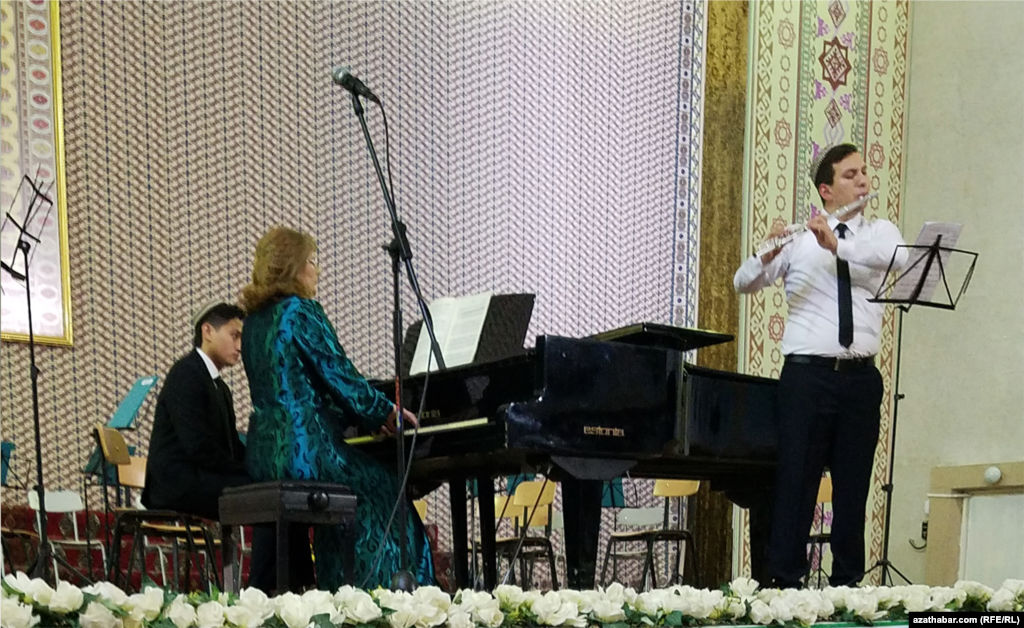 Эмир Байрамгельдиев (флейта), Стелла Фарамазова (фортепиано). Концерт к 290-летию Й.Гайдна. Ашхабад, 16 апреля 2022 г.