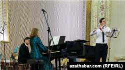 Emir Baýramgeldiýew (fleýta), Stella Faramazowa (fortepýano). J.Haýdnyň 290 ýyllygyna bagyşlanan konsert. Aşgabat, 2022-nji ýylyň 16-njy apreli