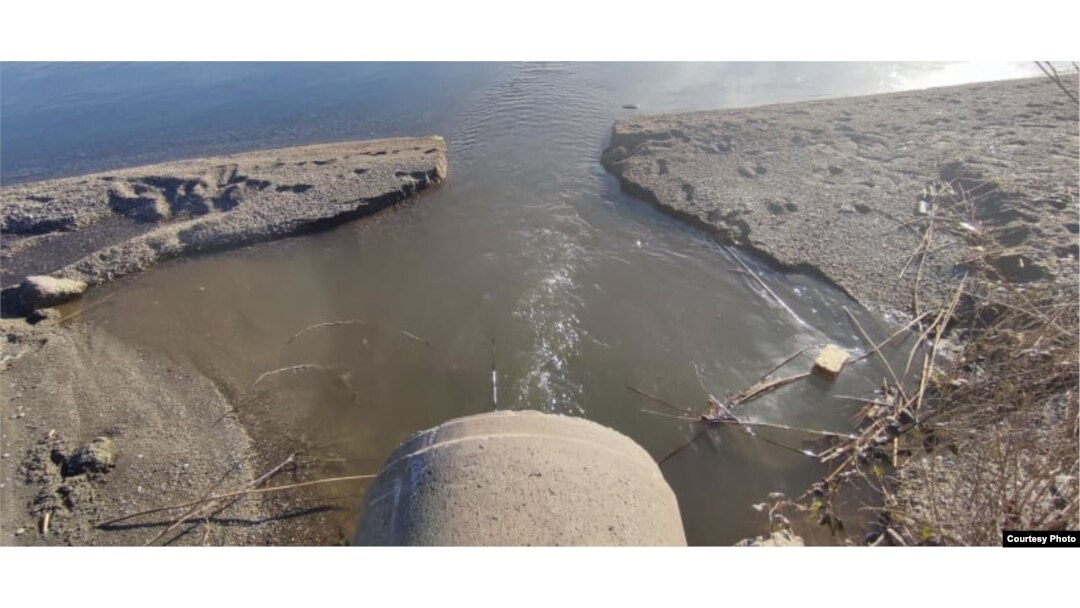 Цевка од канализација кај населбата Грашница која се излева во водите на Охридското Езеро.