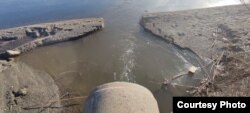 Цевка од канализација кај населбата Грашница која се излева во водите на Охридското Езеро.