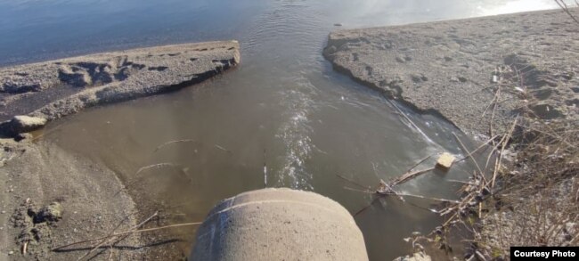 Цевка од канализација кај населбата Грашница која се излева во водите на Охридското Езеро.