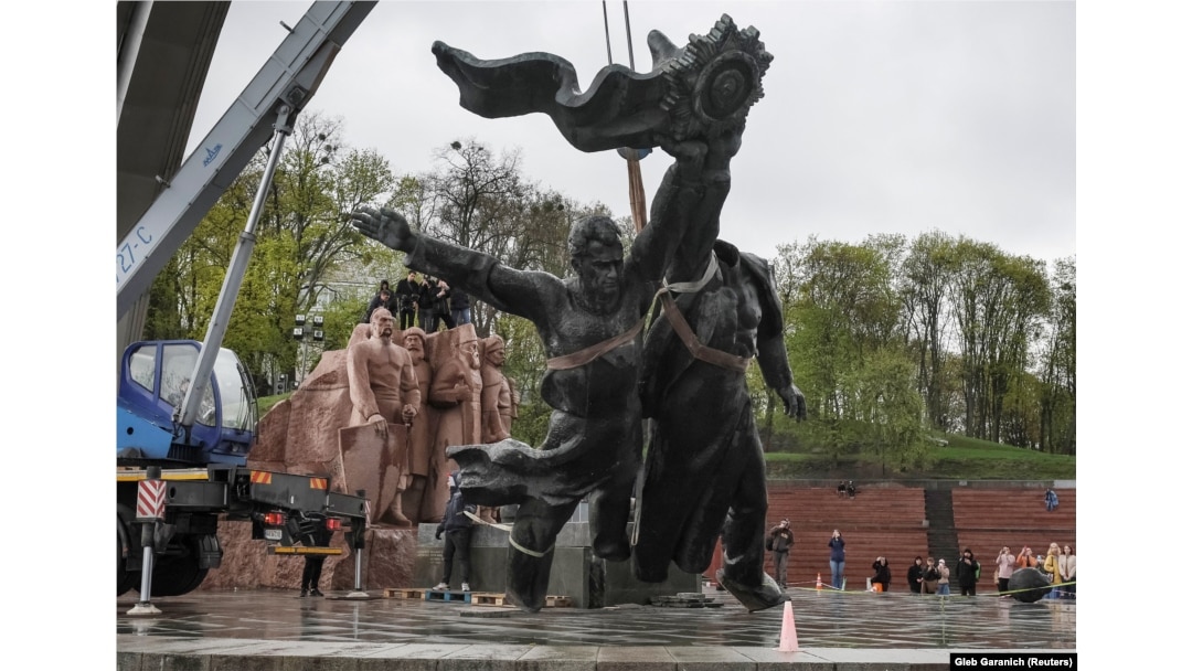 Un monument din epoca sovietică închinat prieteniei dintre Ucraina și Rusia a fost coborât la pământ de o macara după ce a fost tăiat din plinta din centrul Kievului, pe 26 aprilie.