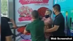 Конфликт съемочной группы с охранниками торгово-развлекательного центра в городе Петропавловск. Скриншот из сюжета телеканала «Хабар»