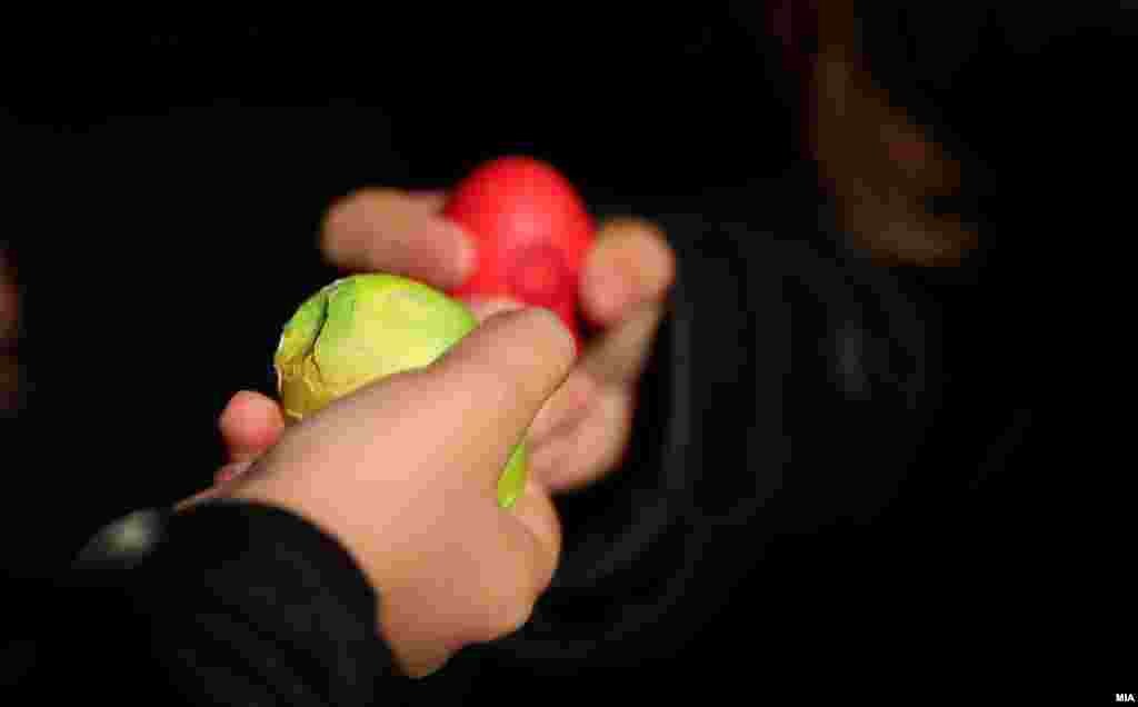 Традиционално кршење на велигденски јајца по велигденската богослужба во македонска православна црква