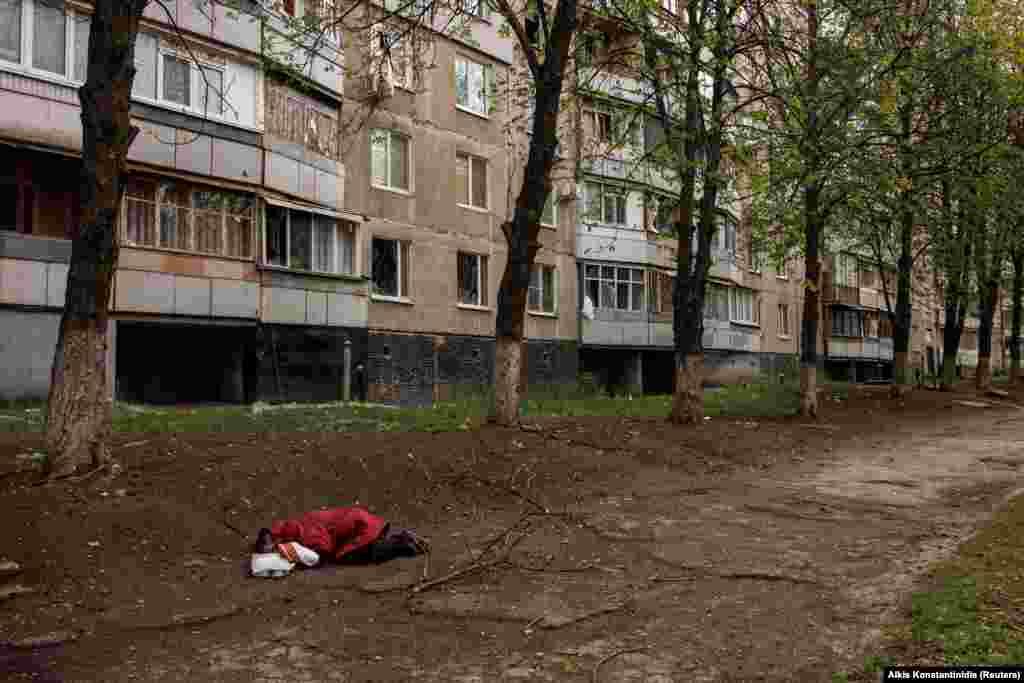 The body of a woman who was killed following a shelling attack on Kharkiv on April 19.&nbsp;