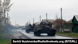 Танки Вооруженных сил Украины проезжают по одному из сел Донбасса