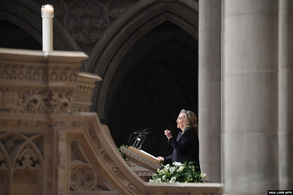 Ish-sekretarja amerikane e Shtetit, Hillary Clinton, tha se bota duhet të ndjekë shembullin e Albrightit dhe të ngrihet kundër diktatorëve dhe demagogëve.&nbsp;