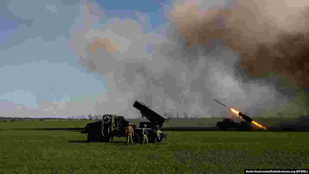 Екіпажі БМ-21 &laquo;Град&raquo; ведуть вогонь із реактивної системи залпового вогню по скупченню російських військ на Луганщині, 26 квітня 2022 року