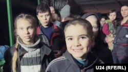 Част от заснетите от полка "Азов" деца в металургичния комплекс "Азовстал" в Мариупол