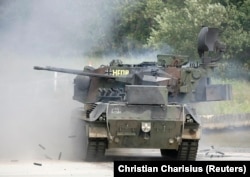 Зенитный танк «Гепард» ведет огонь во время демонстрации на полигоне в Мюнстере, 20 июня 2007 года