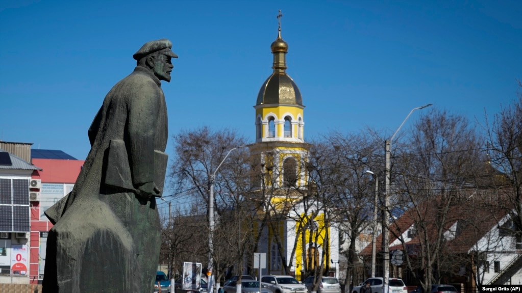 A monument to Vladimir Lenin stands in the center of Comrat in the former Soviet republic of Moldova.