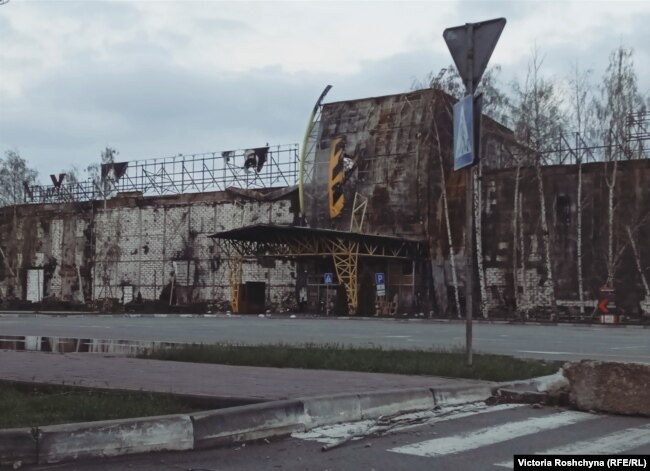 Пошкоджена в результаті обстрілів будівля ТРЦ в Херсоні