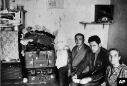 سه تبعه یهودی اتحاد شوروی در محل اقامت‌شان در وین در انتظار صدور ویزا برای بازگشت به شوروی پس از آنکه تلاش آنها برای شروع زندگی تازه در اسرائیل ناکام ماند