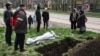 Погребение на жител на Мариупол направо на улицата.