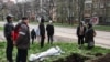 Az utcán temetnek Mariupolban 2022. április 20-án