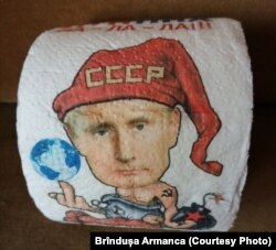 În târgurile din Ucraina se vinde figura lui Putin pe hârtie igienică