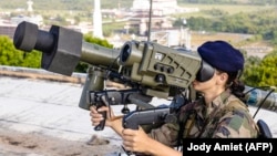 Lansatorul portabil de rachete antiaeriene Mistral ar putea intra în dotarea Armatei Române.