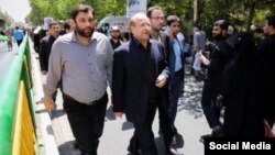 محمدباقر قالیباف و الیاس، پسر او، (چپ) در یک راهپیمایی‌ حکومتی در تهران