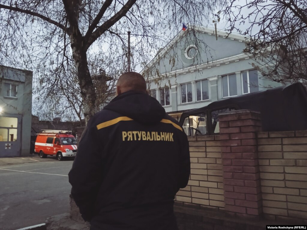 Рятувальники у Новій Каховці на Херсонщині не зраджують присязі, хоча окупанти схиляють їх до співпраці та встановили на будівлі ДСНС російський прапор