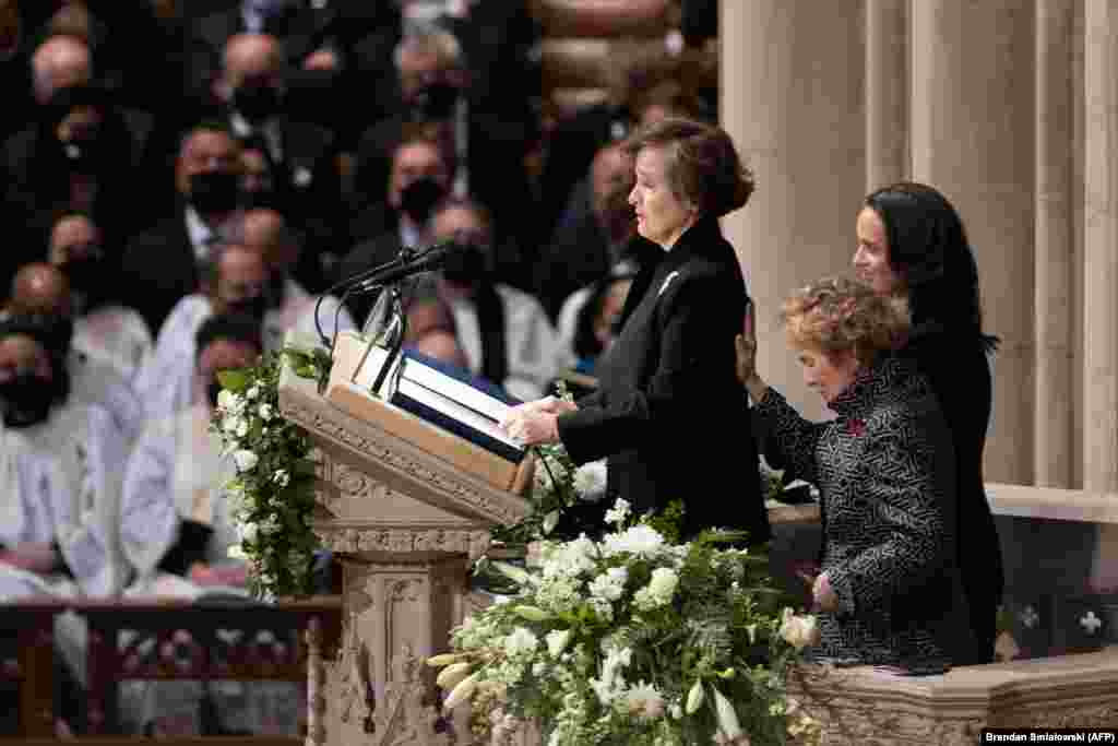 Vajzat e ish-sekretares Albright, Anne, Katharine dhe Alice, kujtuan nënën e tyre gjatë ceremonisë të mbajtur në Uashington më 27 prill.&nbsp;