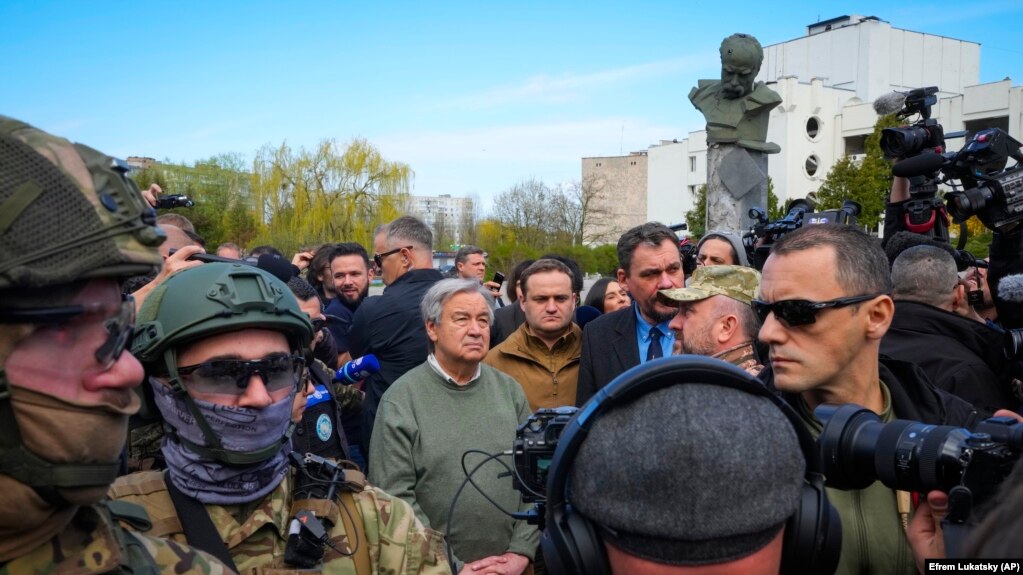 Sekretari i Përgjithshëm i OKB-së, Antonio Guterres ( në qendër,) gjatë vizitës së tij në Borodyanka, afër Kievit, Ukrainë. 28 prill 2022.
