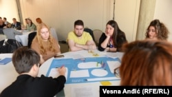 Mladi na događaju "Kako do manje #fejka u digitalnim medijima" zajedno rade na poboljšanju pozicije mladih u medijima, 21. april 2022, Beograd