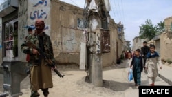 یک فرد مسلح حکومت طالبان در منطقه دشت برچی کابل