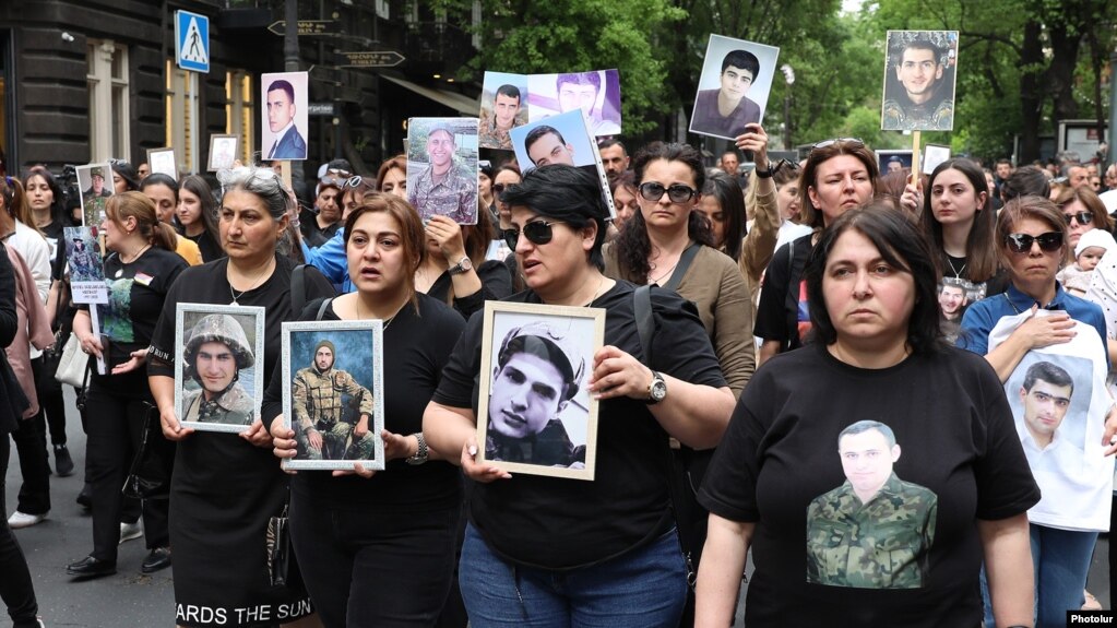 Armenia -- The parents of Armenian soldiers killed in the 2020 war in Nagorno-Karabakh protest in Yerevan, April 26, 2022.