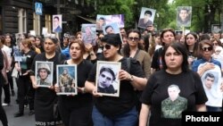 Armenia -- The parents of Armenian soldiers killed in the 2020 war in Nagorno-Karabakh protest in Yerevan, April 26, 2022.