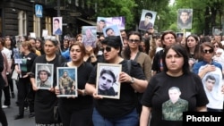 Акция протеста родителей погибших военнослужащих у здания Генпрокуратуры Армении, Ереван, 26 апреля 2022 г.