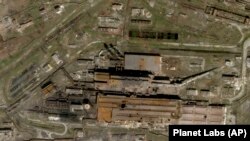 Fotografie din satelit publicată de Planet Labs și realizată la 20 aprilie 2022 arată uzina siderurgică Azovstal din Mariupol, cu câteva găuri mari în acoperiș cauzate de explozii.