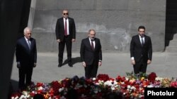 Премьер-министр Армении Никол Пашинян (в центре) и другие руководители страны посещают мемориальный комплекс «Цицернакаберд» в Ереване, посвящённый жертвам Геноцида армян, 24 апреля 2022 г.