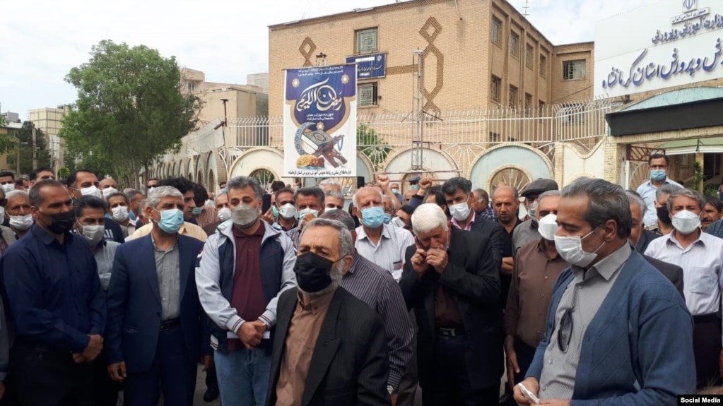 تجمع اعتراضی معلمان در مقابل اداره کل آموزش و پرورش استان کرمانشاه در روز پنج‌شنبه