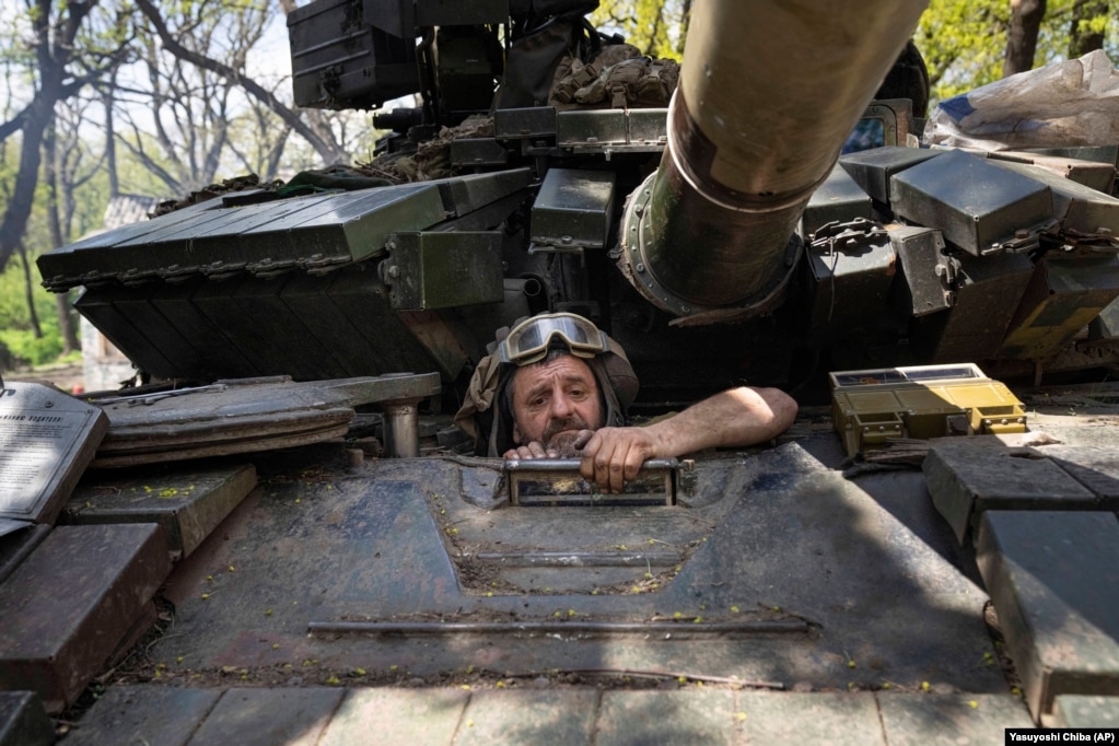 Një ushtarak ukrainas duke riparuar një tank në rajonin e Donjeckut, më 27 prill.
