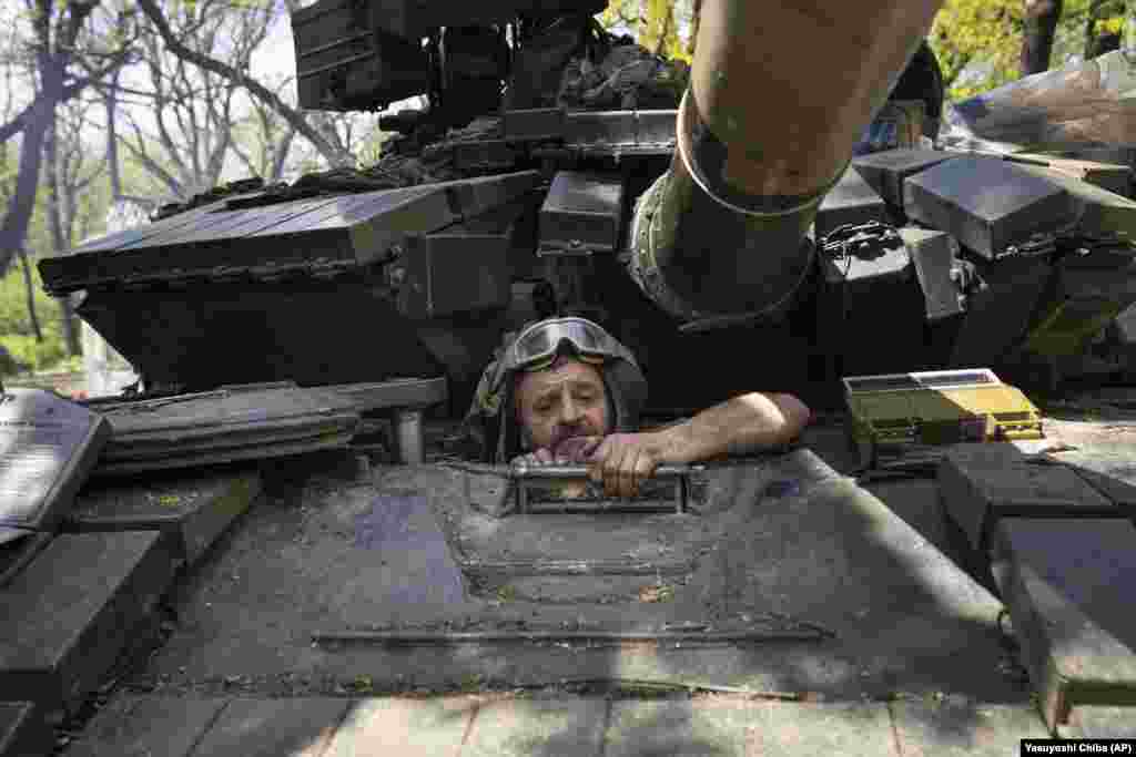 Un tanchist ucrainean își repară tancul în regiunea Donețk pe 27 aprilie.