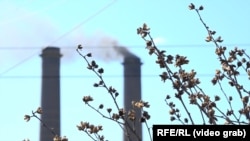 Dimnjaci najstarije termoelektrane na ugalj Veliki Crljeni u Srbiji, na oko 50 kilometara od Beograda