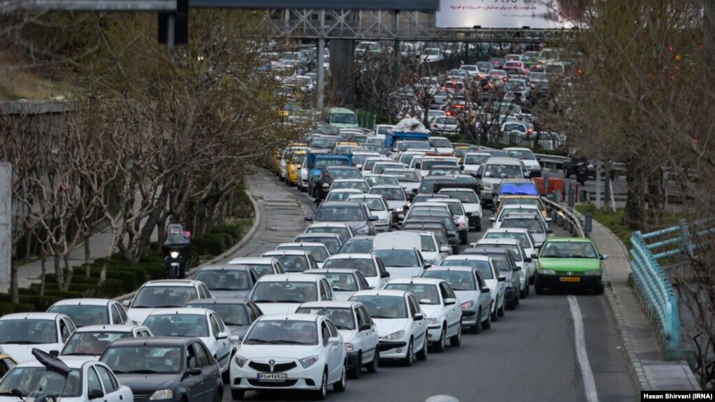 ترافیک صبحگاهی در بزرگراه همت تهران، مسیر شرق به غرب که در پی رانش زمین اتفاق افتاد