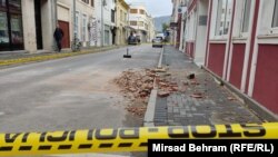 Srušene cigle u Ulici maršala Tita u Mostaru nakon zemljotresa, Mostar, 23. april 2022.