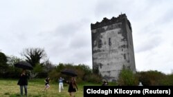 Az ukrán gyerekek a XV. századi kastélyhoz tartozó területen ír társaikkal fociznak Galwayben 2022. április 16-án
